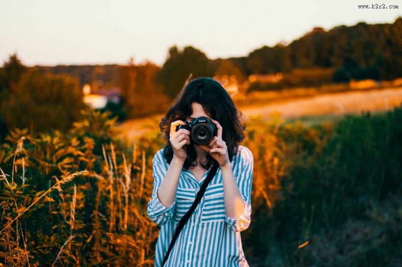 用相机拍摄的女孩图片
