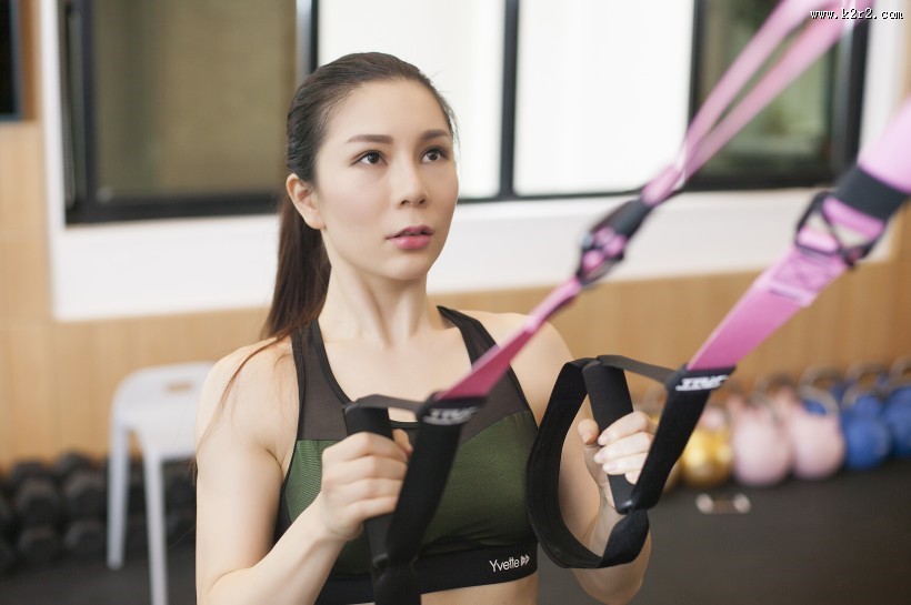 健身房里健身的女人图片