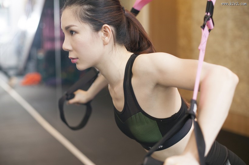 健身房里健身的女人图片