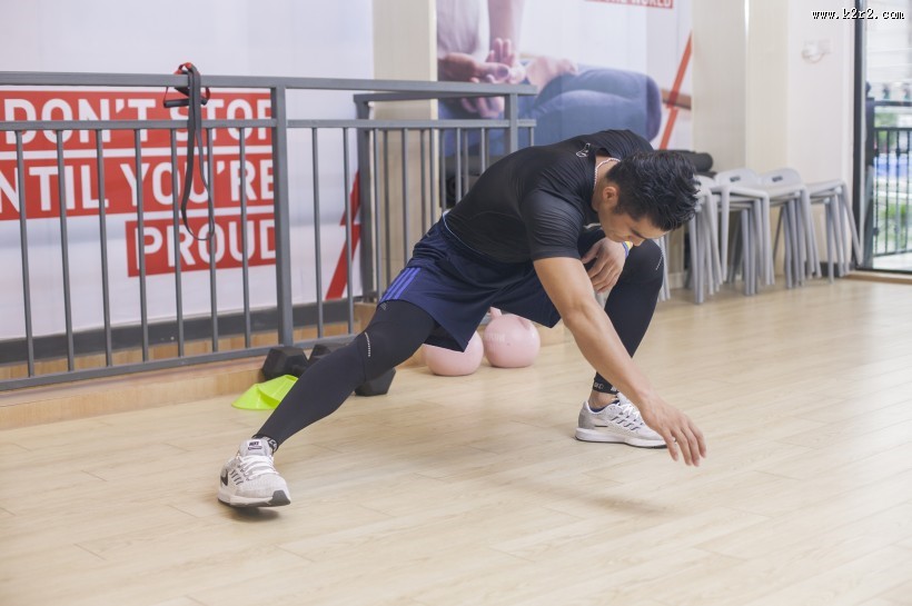 在健身房里健身的男人图片