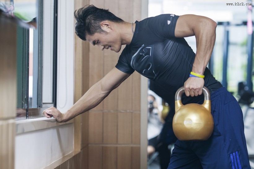 在健身房里健身的男人图片