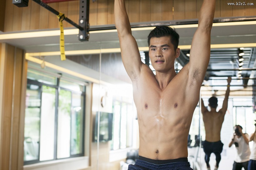 在健身房里健身的男人图片