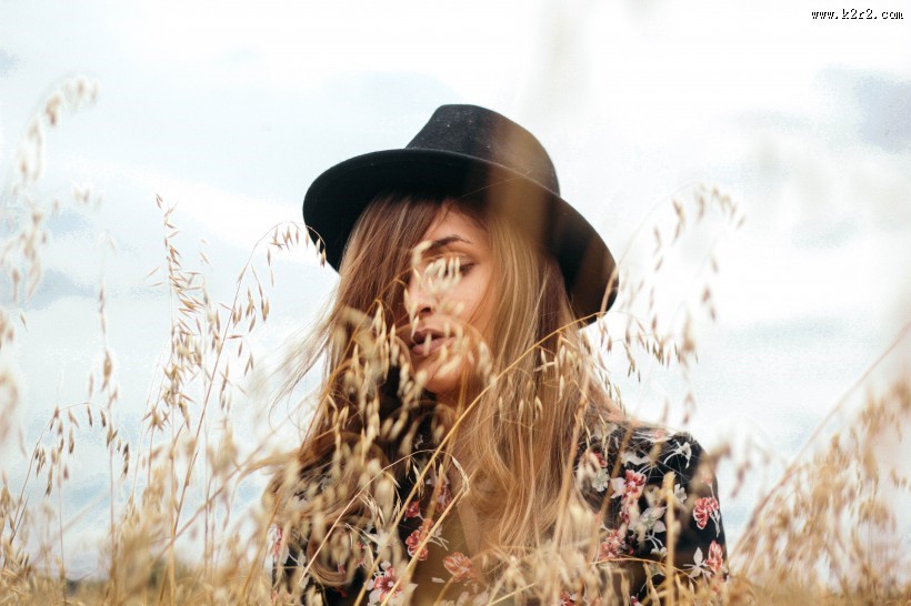 站在麦田上的人图片