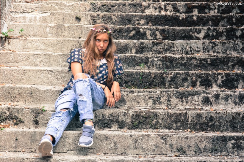 坐在楼梯上的人图片