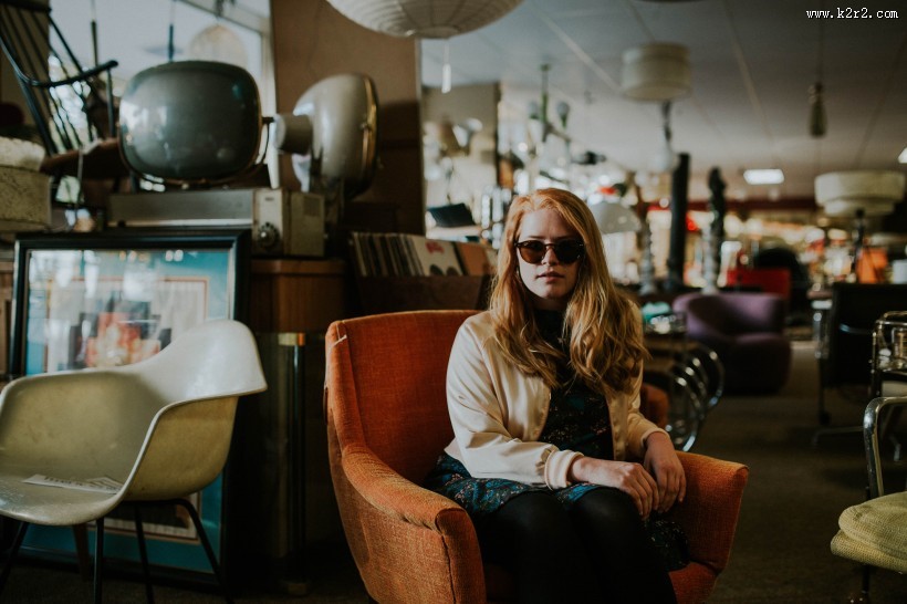 随意坐着的美女图片