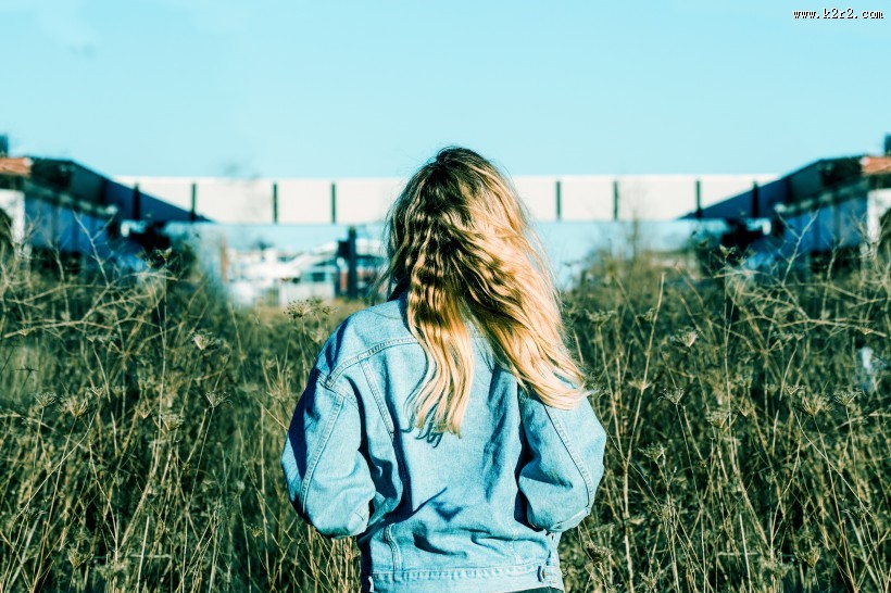长发女孩的背影图片