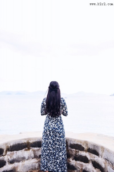 长发女孩的背影图片