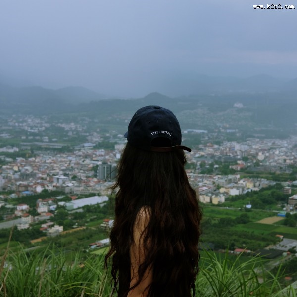 长发女孩的背影图片