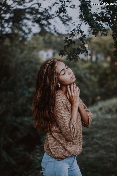 卷发的女孩图片