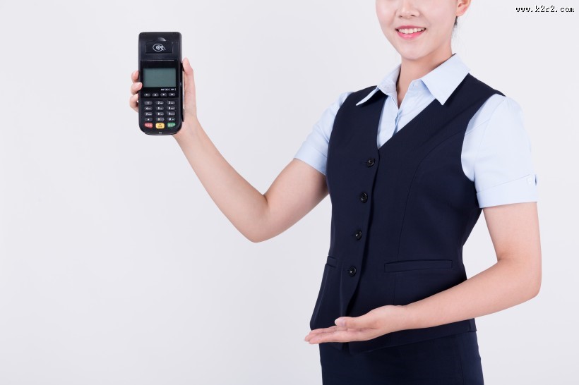 使用POS机的服务人员图片