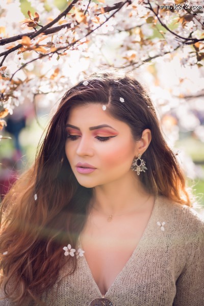 戴耳坠的女子图片