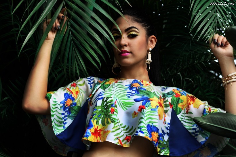 戴耳坠的女子图片