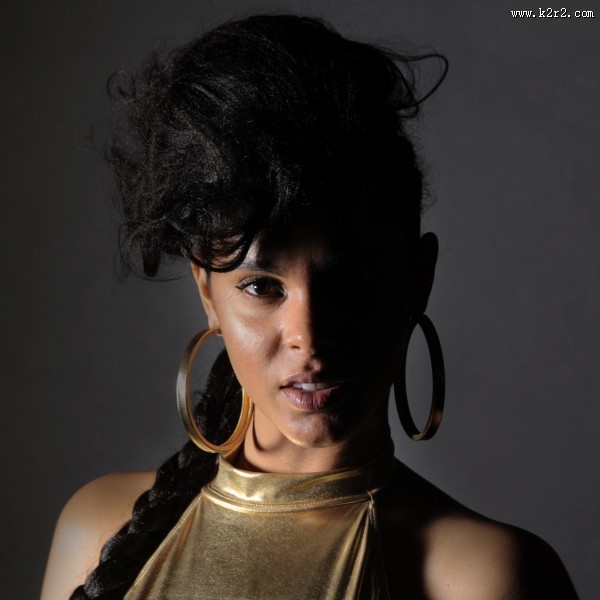 戴耳坠的女子图片