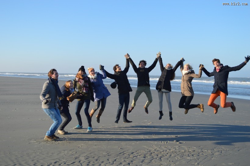 跳跃跳起来的人图片