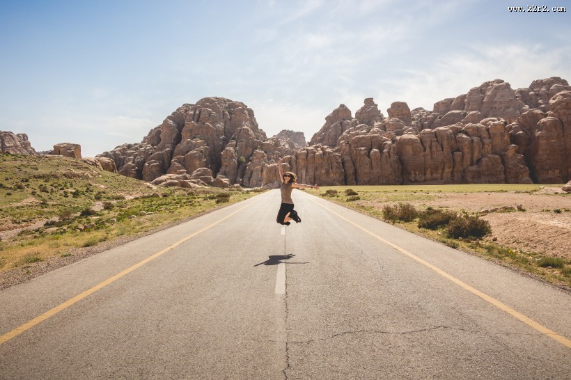 跳跃跳起来的人图片