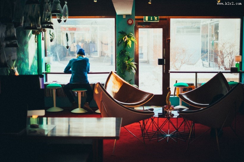 咖啡馆里喝咖啡的人们图片