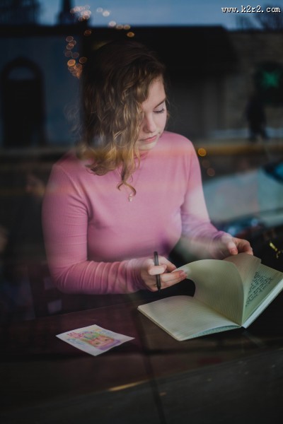 读英语书的人图片