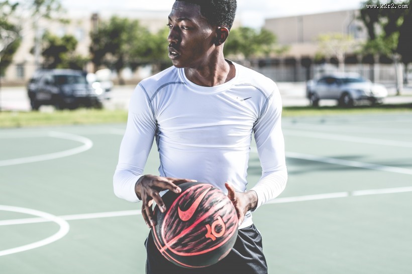 打篮球的男生图片