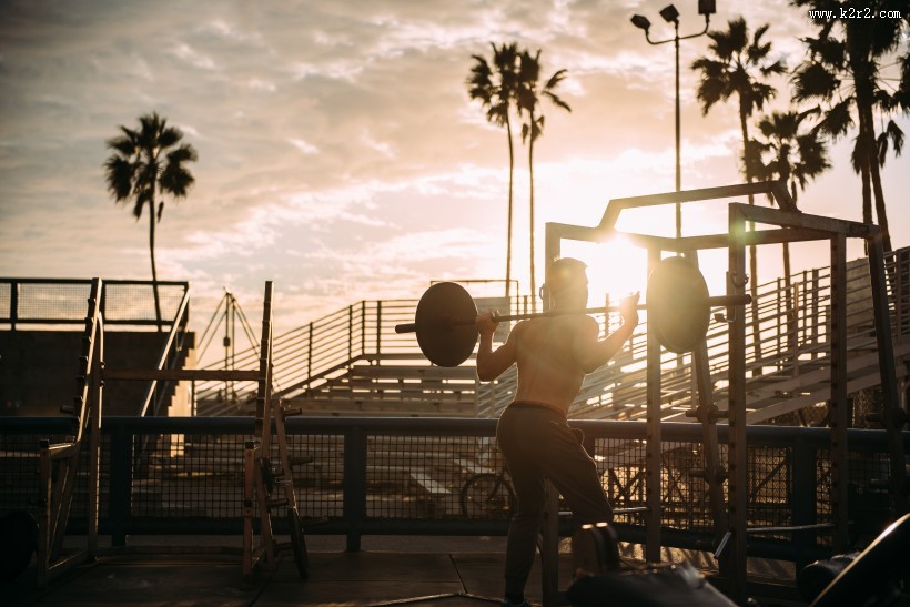 运动的男人图片