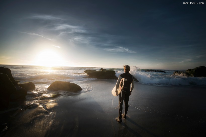海边拿着冲浪板的人图片大全