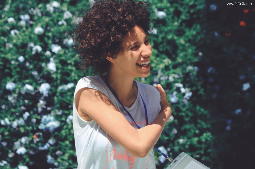 欢笑的女子图片