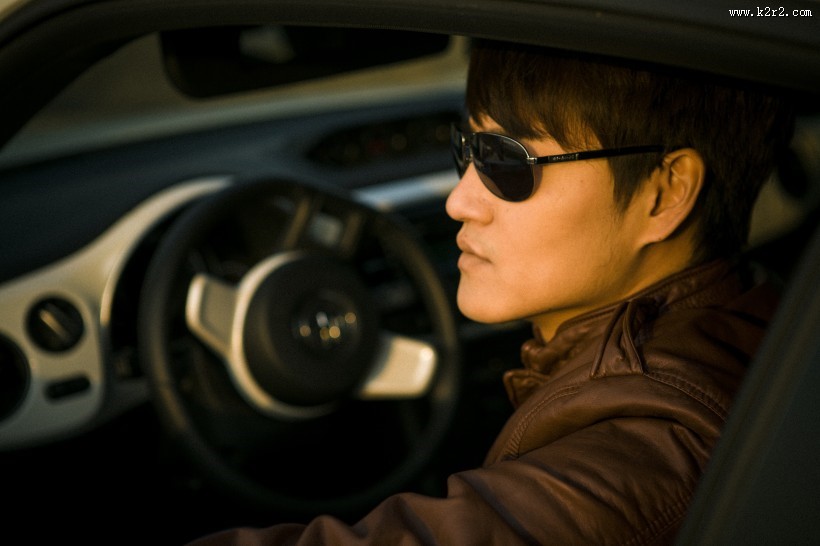 戴墨镜的男子图片