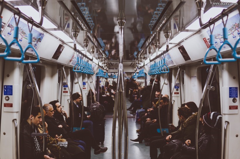 地铁中的人群图片大全