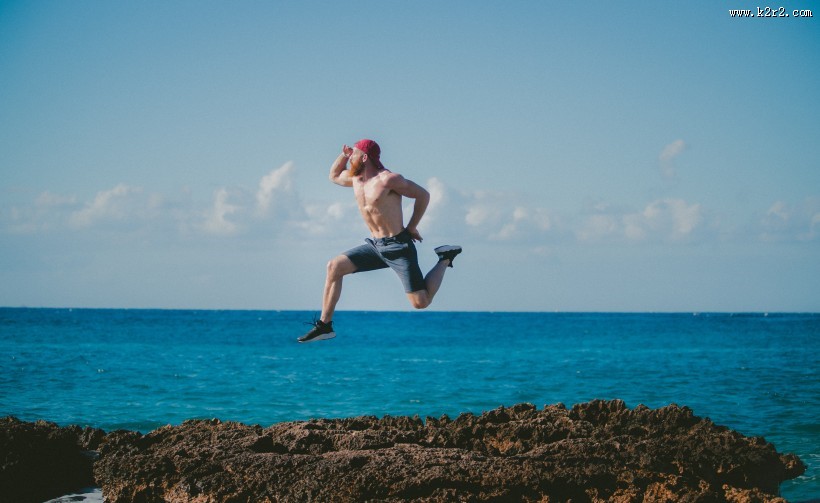 跳起来的人图片