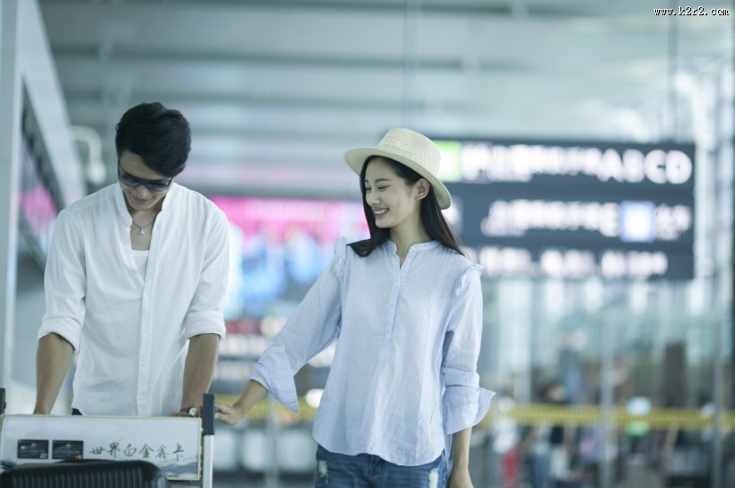 男女情侣情人节机场准备旅行图片