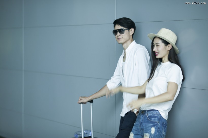 男女情侣情人节机场准备旅行图片