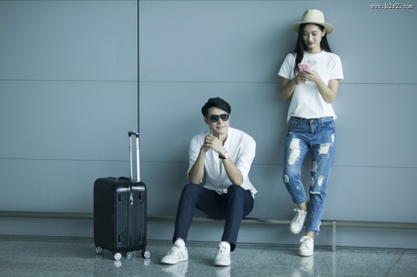 男女情侣情人节机场准备旅行图片
