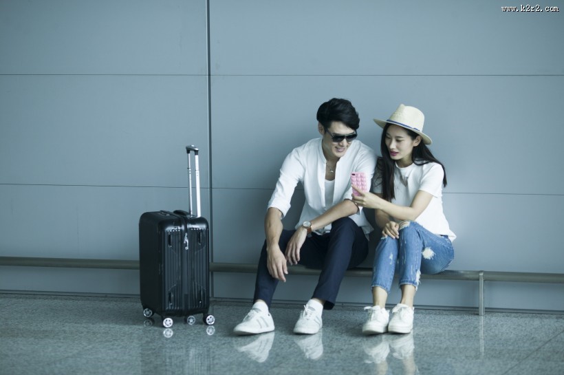 男女情侣情人节机场准备旅行图片