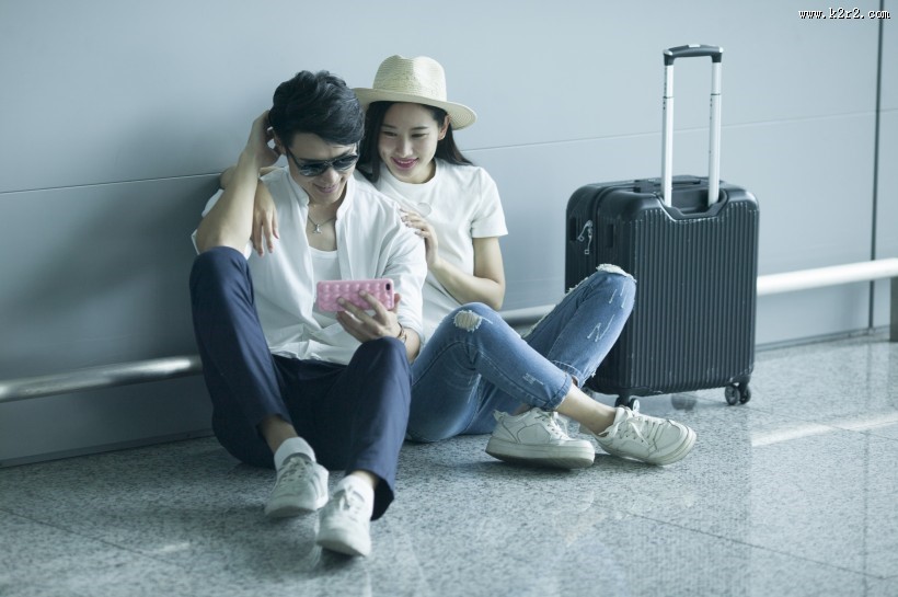 男女情侣情人节机场准备旅行图片