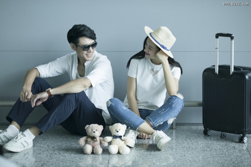 男女情侣情人节机场准备旅行图片