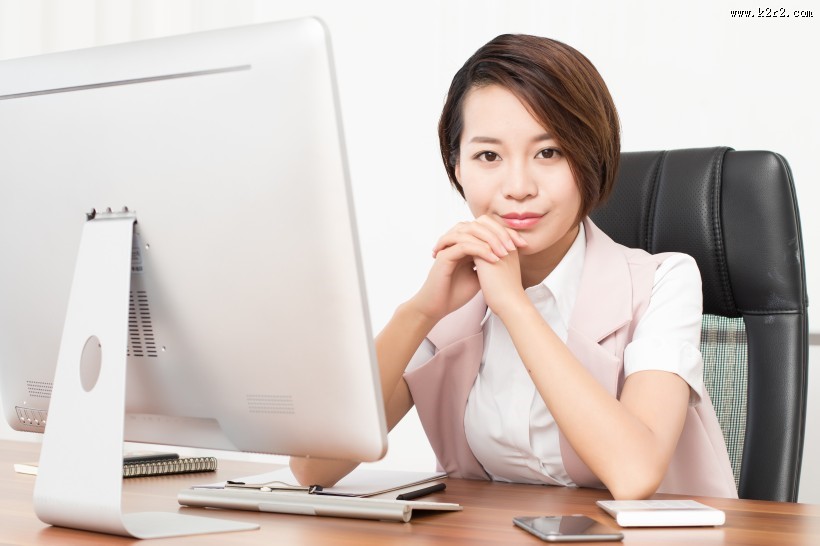 在办公室忙碌的企业白领图片