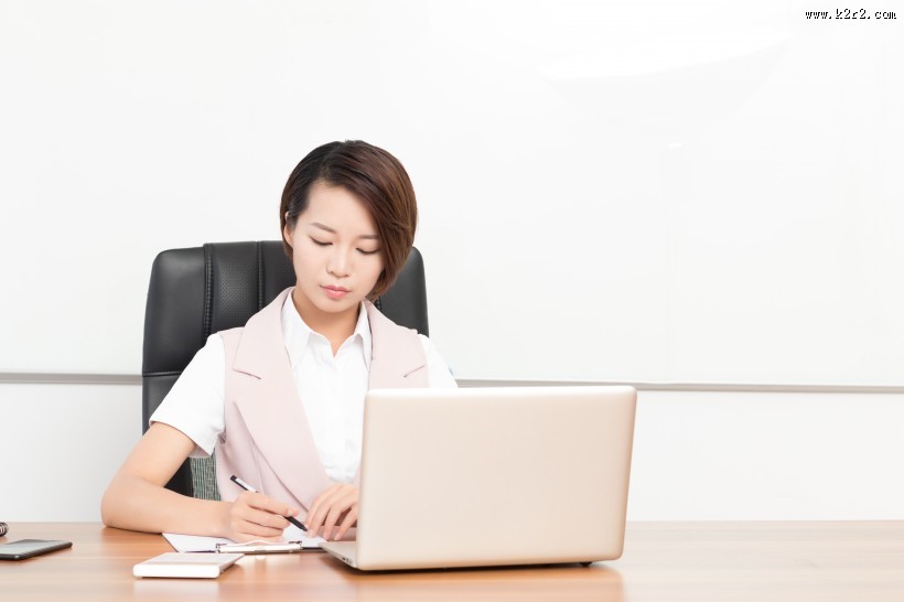 在办公室忙碌的企业白领图片