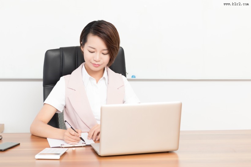 在办公室忙碌的企业白领图片