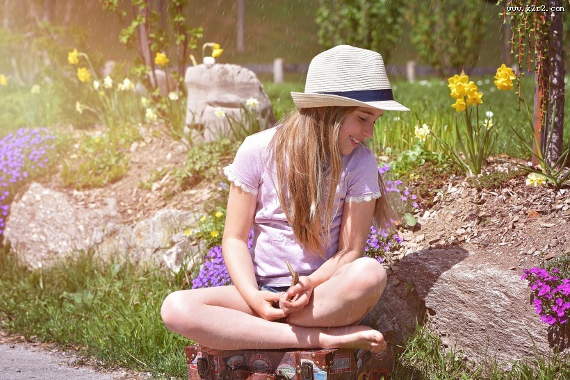 拿着箱子的女生图片