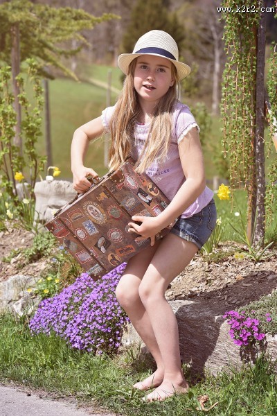 拿着箱子的女生图片