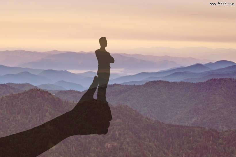 商务人士看向远方思考剪影图片大全