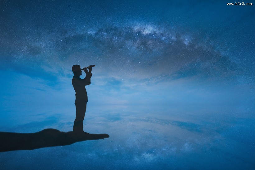 商务人士看向远方思考剪影图片大全