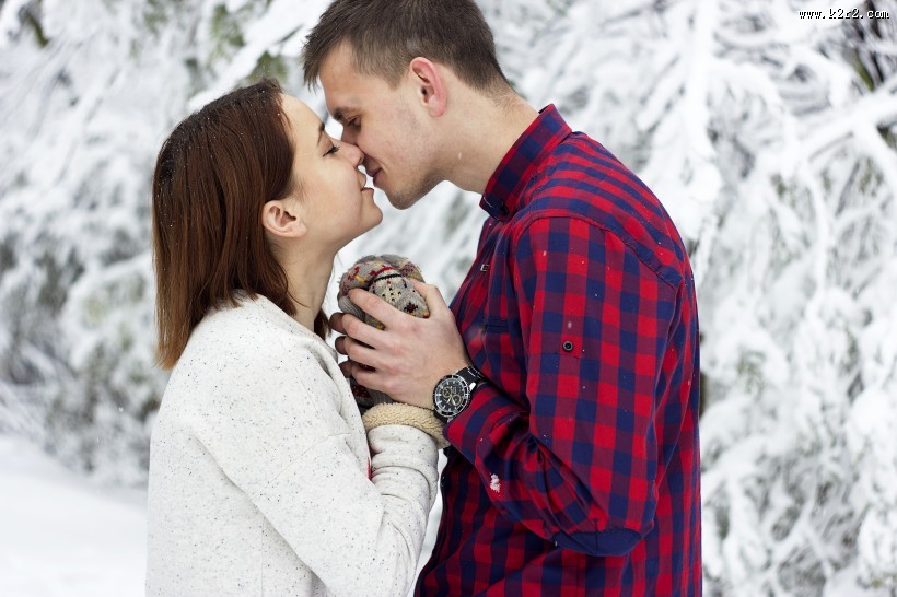 甜蜜接吻的恋人图片