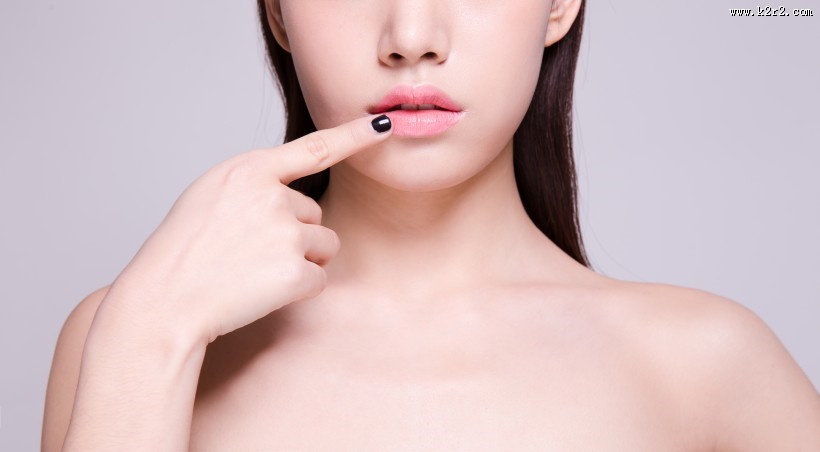 涂口红的嘴唇图片大全