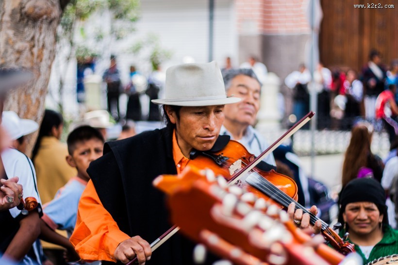 拉小提琴的人图片