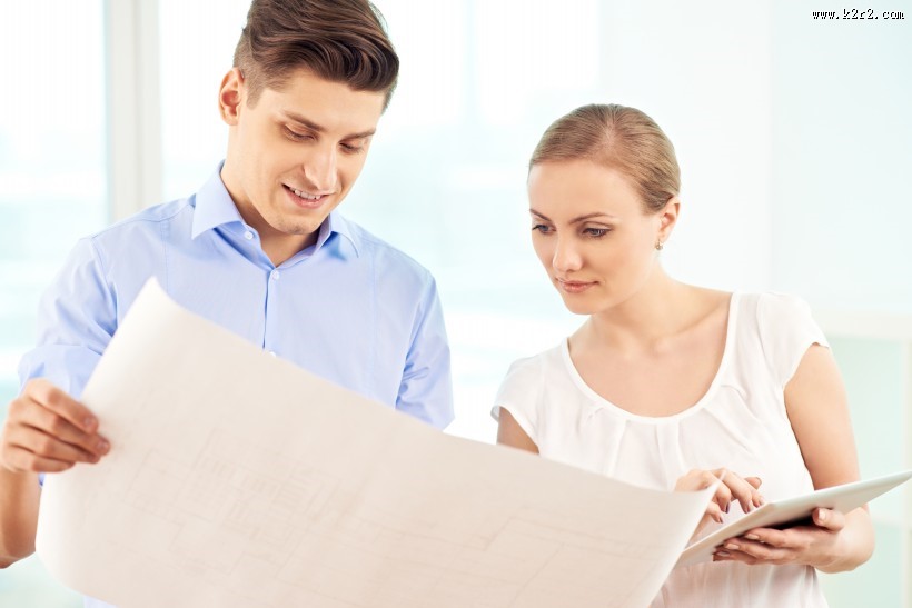 团队合作讨论工作的同事们图片