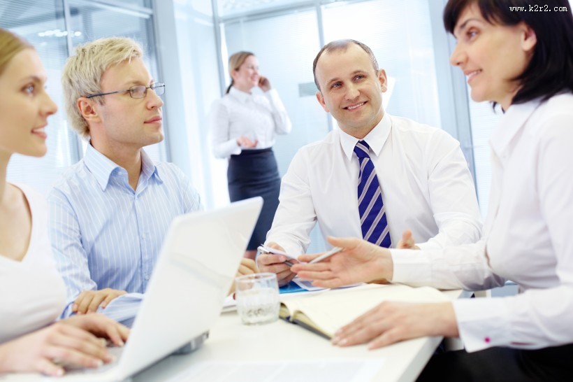 团队合作讨论工作的同事们图片