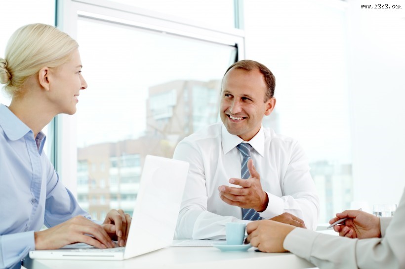 团队合作讨论工作的同事们图片