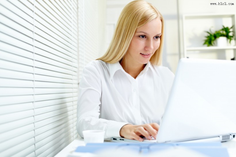 正在使用笔记本工作的商务白领图片