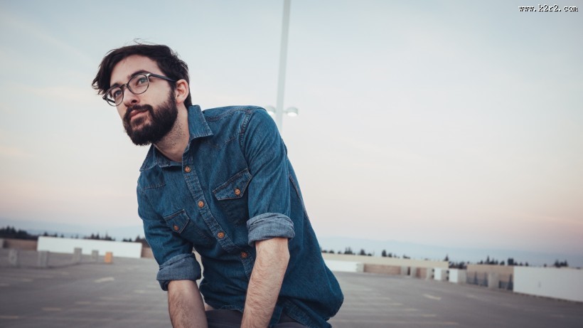 带着眼镜的男子图片大全
