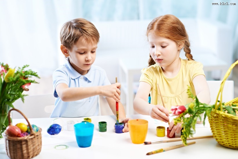 正在画画的儿童，创作中的美女图片